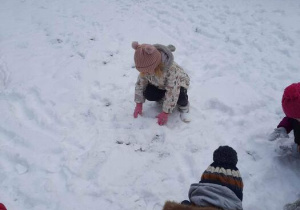 Swobodne zabawy dzieci podczas zimowego wyjścia do ogrodu