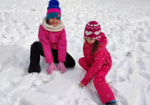 Lila i Saszka bawią się na śniegu