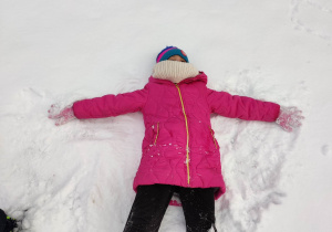 Lila robi aniołka na śniegu