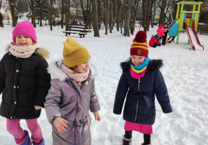 Dzieci bawią się w berka na śniegu