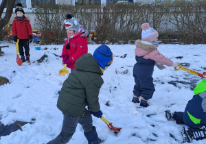 Zabawa dzieci ze śniegiem i w śniegu