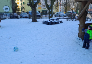 Tymek próbuje strzelić gola Jankowi