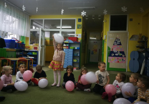 Klara macha balonem na przywitanie
