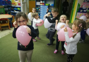 Zabawa z balonami sprawia dzieciom wiele radości