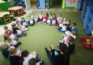 Puchatki wygrywają rytm piosenki "Nasze przedszkole" na balonach