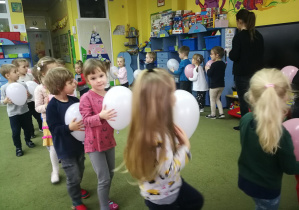 Puchatki idą z balonami po kole w rytmie piosenki "Nasze przedszkole"