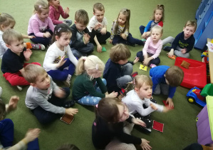 Puchatki wygrywają rytm piosenki "Nasze przedszkole" na woreczkach