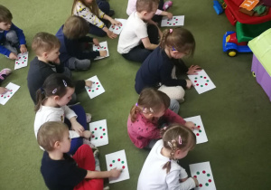 Dzieci "wygrywają" piosenkę na wzorze kropek ułożonych w koło