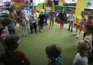 Dzieci poruszają się do piosenki "Bałwanek"