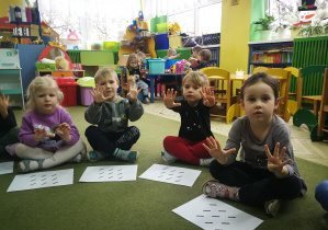 Dzieci wskazują na palcach ile jest ukośnych kresek na kartce