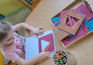 Kształcenie zmysłów Montessori "Kształty" - praca wolna Marysi P.