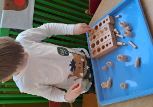 Kształcenie zmysłów Montessori "Cylindry" - praca wolna Mateusza