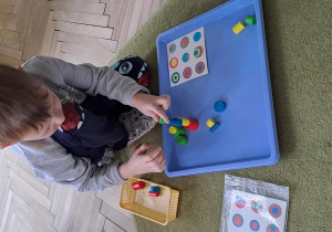 Kształcenie zmysłów Montessori "Kolorowe cylindry i wzory" - praca wolna Leosia
