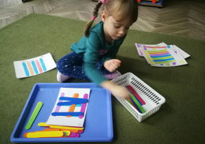 Kształcenie zmysłów Montessori "Kolorowe patyczki i wzory" - praca wolna Leny