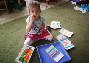 Kształcenie zmysłów Montessori "Kolorowe patyczki i wzory" - praca wolna Klary