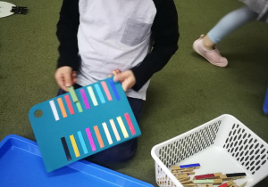 Kształcenie zmysłów Montessori "Kolorowe spinacze" - praca wolna Olafa