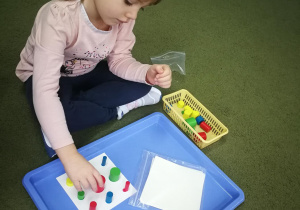 Kształcenie zmysłów Montessori "Kolorowe cylindry i wzory" - praca wolna Lenki
