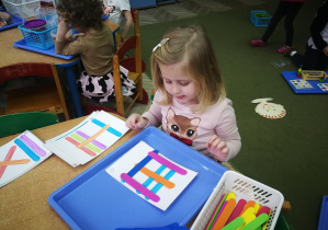 Kształcenie zmysłów Montessori "Kolorowe patyczki i wzory" - praca wolna Oliwki S.