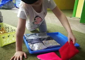 Kształcenie zmysłów Montessori "Sensoryczne woreczki" - praca wolna Nadii