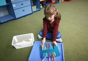 Kształcenie zmysłów Montessori "Kolorowe spinacze" - praca wolna Lenki