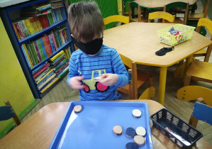 Kształcenie zmysłów Montessori "Sensoryczne drewienka" - praca wolna Mateusza