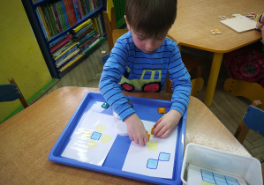 Kształcenie zmysłów Montessori "Wzory i kolorowe płytki" - praca wolna Mateusza