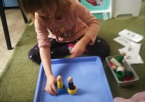 Kształcenie zmysłów Montessori "Kolorowe pierścienie i ludziki" - praca wolna Michasi