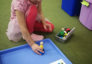 Kształcenie zmysłów Montessori "Kolorowe pierścienie i ludziki" - praca wolna Marysi