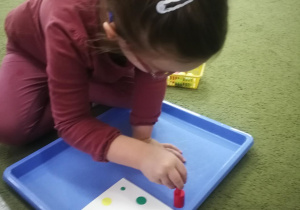 Kształcenie zmysłów Montessori "Kolorowe cylindry i wzory" - praca wolna Oliwki