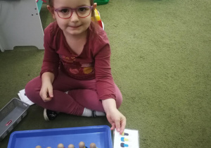 Kształcenie zmysłów Montessori "Kolorowe pierścienie i ludziki" - praca wolna Oliwki O.