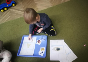 Kształcenie zmysłów Montessori "Zmysły" - praca wolna Stasia