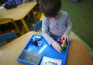 Kształcenie zmysłów Montessori "Kolorowe pierścienie i ludziki" - praca wolna Mateusza
