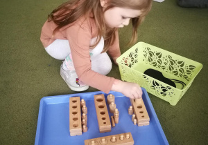 Kształcenie zmysłów Montessori "Cylindry" - praca wolna Marysi F.