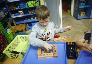 Kształcenie zmysłów Montessori "Cylindry" - praca wolna Leona