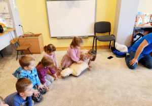 Dzieci ćwiczą masaż serca.