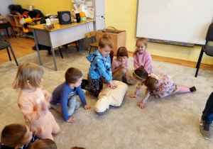 Dzieci ćwiczą masaż serca c.d.