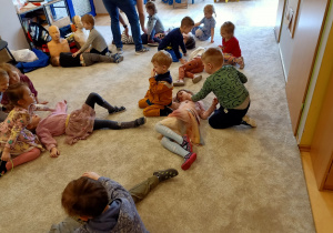 Dzieci uczą się jak udzielić pierwszej pomocy.