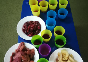 Nasz stół z kompotami i owocami ze słoiczków
