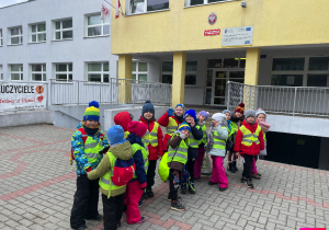 Dzieci przed szkołą.