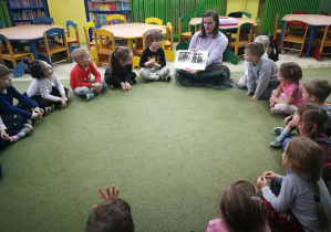 Mama Gabrysia pokazuje przedszkolakom ilustracje z książki