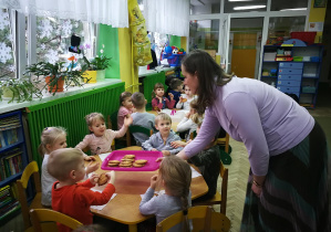 Mama Gabrysia częstuje przedszkolaki ciasteczkami