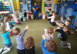 Dzieci uczą się składać dłonie do wykonywania masażu serca