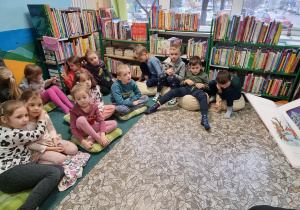Grupa podczas czytania książki przez panią z biblioteki