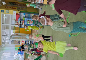 Dzieci biegają podczas zabawy "Ile kapust na grządkach?"
