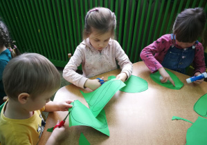 Dzieci tworzą prace plastyczne "Kapusta na grządce"