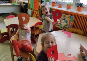 Dzieci z literami P przy stolikach