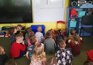 Dzieci słuchają piosenki "Termometr" i przyglądają się ilustracji do niej