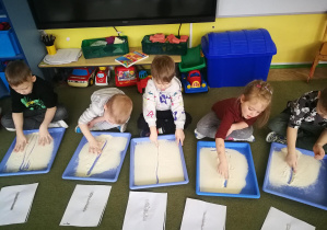 Dzieci rysują linie pionowe w rytmie piosenki "Termometr"