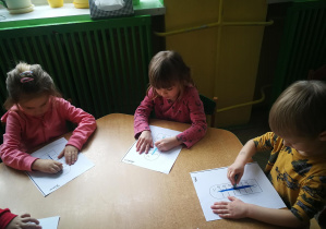 Klara, Michalina, Stasio rysują kredkami pastelowymi linie pionowe w rytmie piosenki "Termometr"