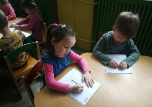 Hania i Mateusz rysują kredkami pastelowymi linie pionowe w rytmie piosenki "Termometr"